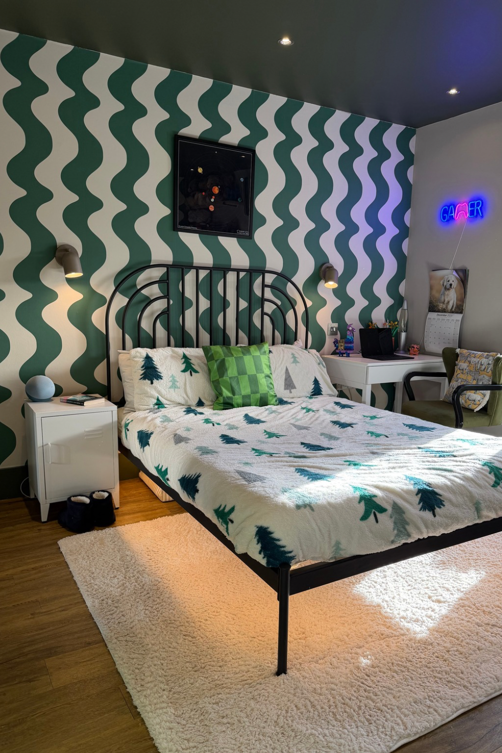 green wavy wallpaper for bedroom, boy bedroom wallpaper